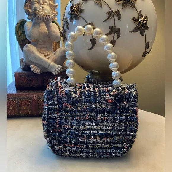 Designer inspired colored tweed with silver, and pearl strap handle. - Picture 4 of 10